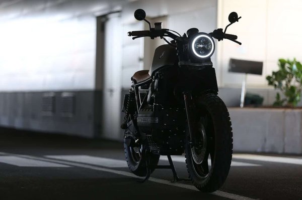 Comment installer un kit de conversion LED sur une moto pour améliorer l'éclairage ?